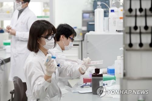 경기 성남의 SK바이오사이언스 실험실에서 백신을 개발하는 연구원들