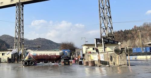 충북 단양 시멘트 공장에서 화물연대 소속 차량이 시멘트 출하를 막는 장면