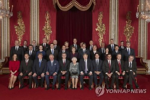 2019년 나토 70주년 기념촬영하는 英여왕과 회원국 정상들