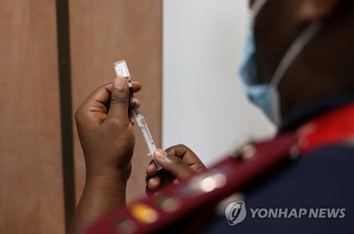 남아공에서 한 간호사가 코로나19 백신 접종을 준비하는 모습