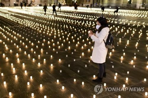 스위스의 코로나19 사망자 추모하는 1만1천288개의 촛불