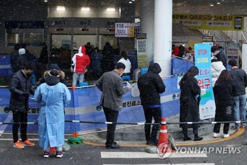 궂은 날씨 속 검사 행렬
