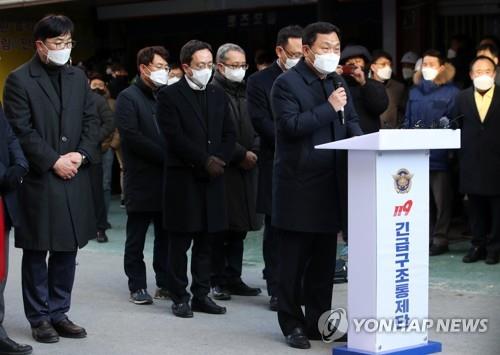 사과문 발표하는 현대산업개발 (광주=연합뉴스) 조남수 기자 = 현대산업개발 유병규 대표이사 등 임직원들이 12일 오전 광주 서구 화정동 신축 아파트 외벽 붕괴사고 현장 부근에서 사과문 발표하고 있다. 2022.1.12 iso64@yna.co.kr (끝)