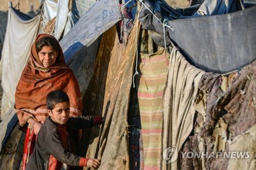  아프간 칸다하르의 임시 거주 시설에 머무는 어린이.