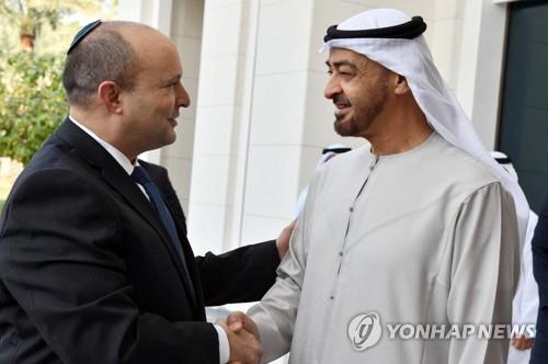 이스라엘 총리, UAE 실세 왕세제의 악수
