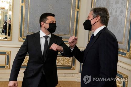 (키예프 로이터=연합뉴스) 토니 블링컨 미국 국무장관(오른쪽)이 19일 볼로디미르 젤렌스키 우크라이나 대통령을 만나 팔꿈치 인사를 나누고 있다. 