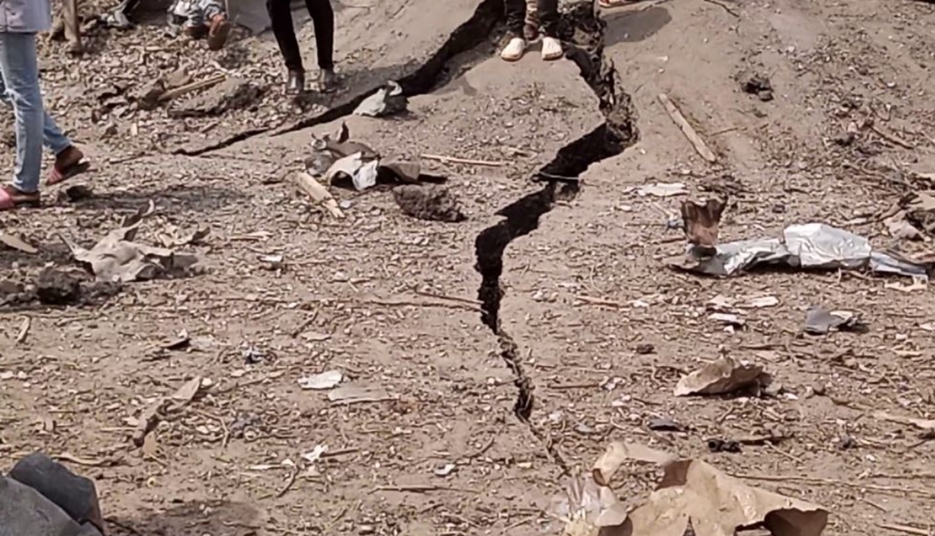 가나 아피아테에서 발생한 폭발 사고로 땅에 금이 간 사진.
