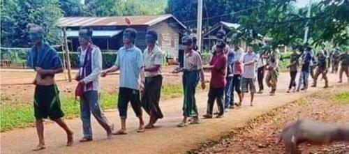눈이 가려진 채 줄에 앞뒤로 묶여 걸어가는 미얀마 시민들.뒤로 군인들이 보인다(자료사진)[이라와디 캡처. 재판매 및 DB 금지] [2021.10.31 송고]