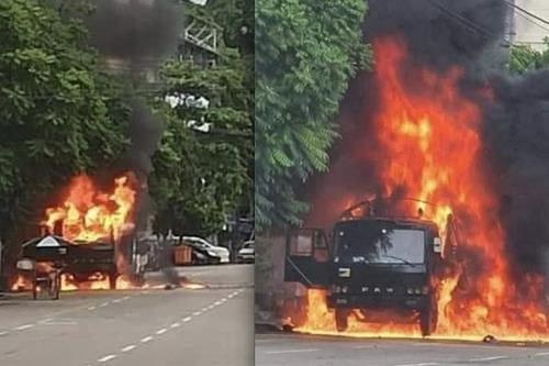 양곤 시내에서 군용 트럭이 폭발하면서 화염에 휩싸인 모습.92021.6.18)