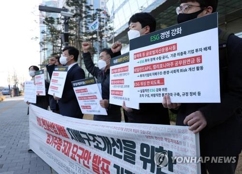 현대산업개발 지배구조 개선 위한 주총 요구안 발표 기자회견 (서울=연합뉴스) 이지은 기자 = HDC현대산업개발 주주총회가 열린 29일 오전 서울 여의도 전경련회관 앞에서 참여연대 등 단체 관계자들이 현대산업개발의 지배구조 개선을 위한 주총 5대 요구안 발표 기자회견을 열고 구호를 외치고 있다. 2022.3.29 jieunlee@yna.co.kr(끝)