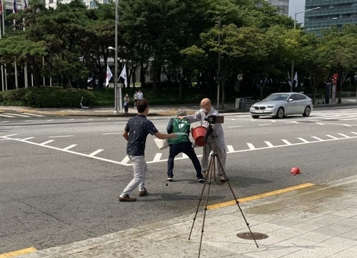 '인분' 투척?