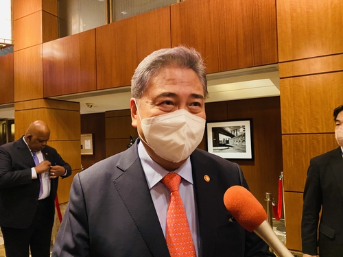 한일 외교장관 회담 후 기자들과 만난 박진 외교장관
