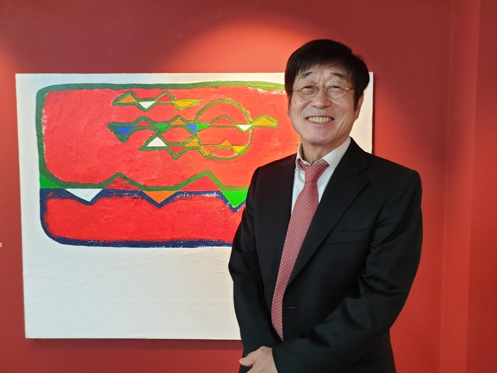 정장을 입고 포즈 취한 김창완