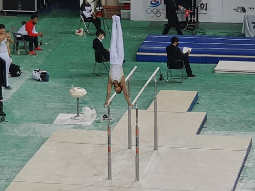 '고교 1위' 문건영의 평행봉 연기