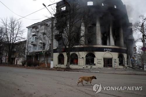 러시아군 공격에 불 타는 우크라 바흐무트 건물