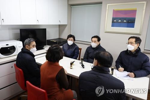 노인요양원 찾은 산업부 장관·가스공사 사장