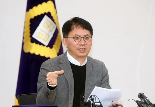 이임 인터뷰하는 장찬수 부장판사