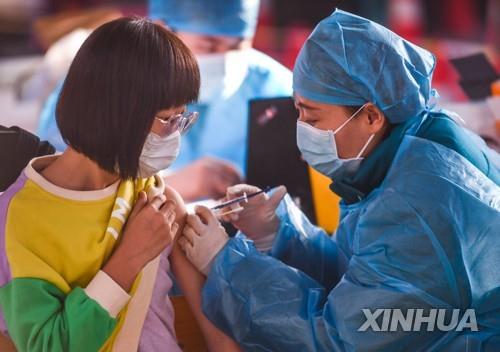 코로나19 백신 접종받는 중국인