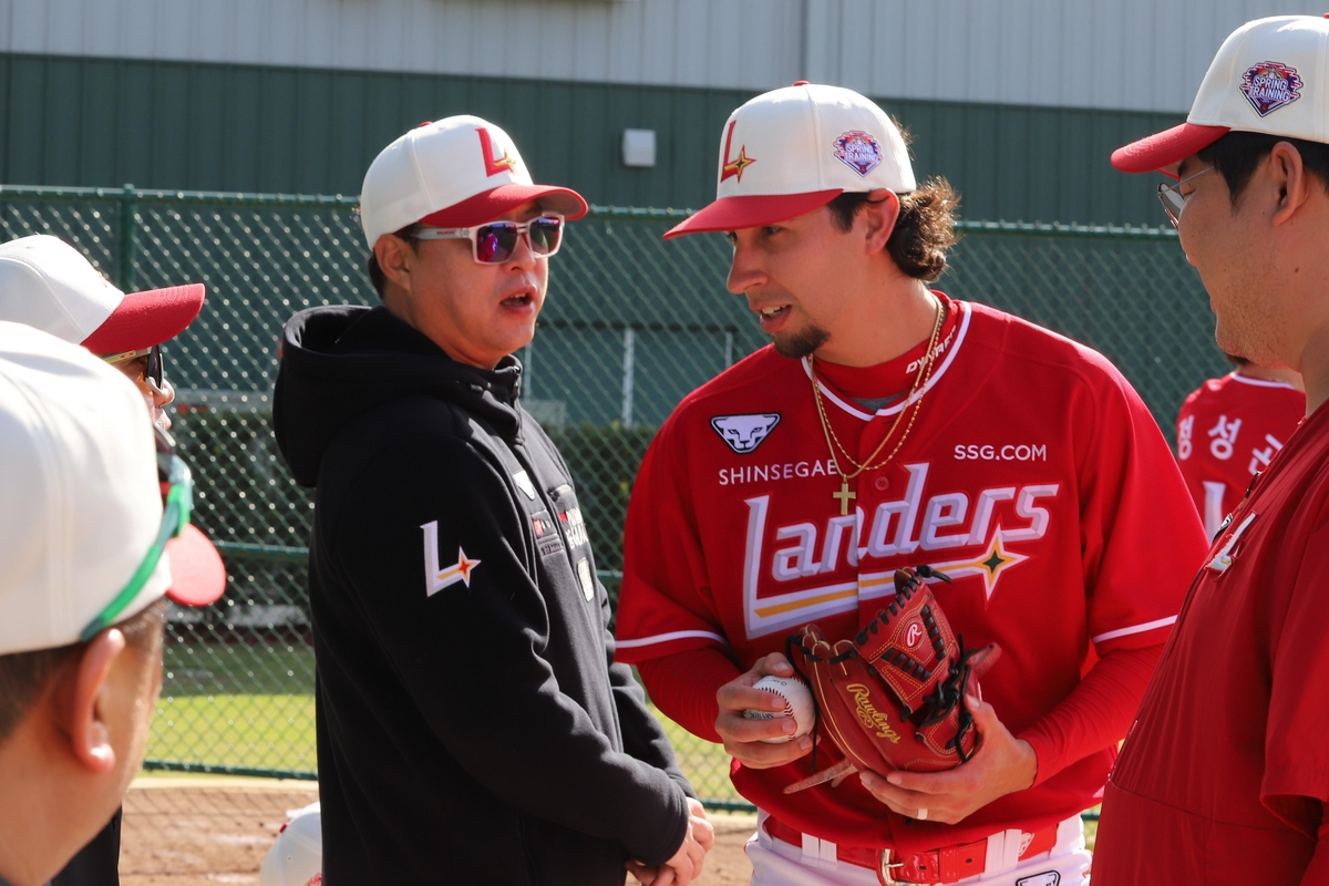 SSG 랜더스 새 외국인 투수 더거(오른쪽)와 송신영 수석코치