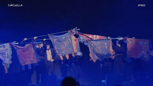 에이티즈가 미국 코첼라 페스티벌에서 선보인 사신 깃발