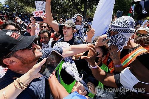미 UCLA 대학서 친팔레스타인·친이스라엘 시위대 충돌