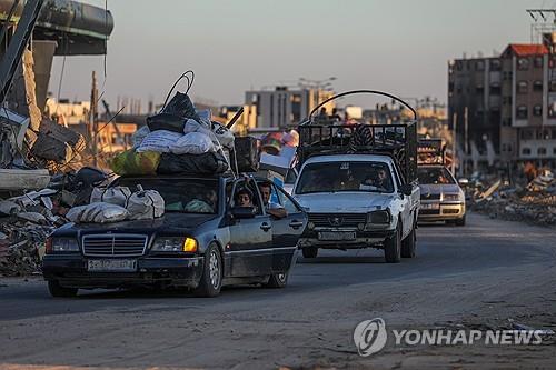 이스라엘군의 대피 명령에 따라 라파를 떠나고 있는 가자 주민들
