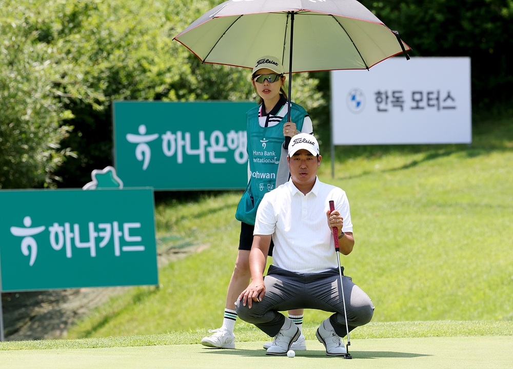 이동환(앞)과 캐디인 아내 김민선씨.