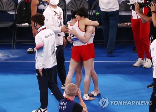 도쿄 올림픽에서 류성현을 껴안고 격려하는 김한솔