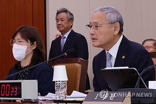 답변하는 유인촌 문체부 장관과 뒤에 서있는 이기흥 대한체육회장