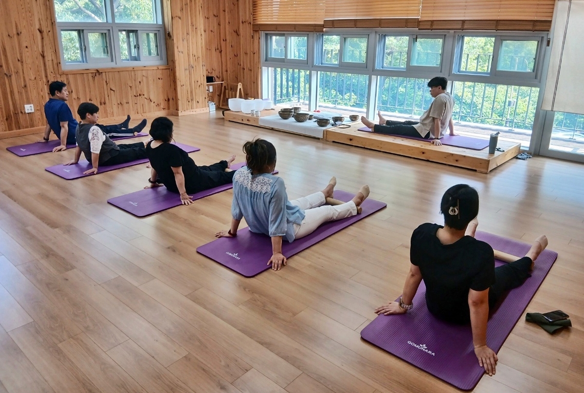 산림복지시설서 소도구 운동 산림치유 프로그램 체험하는 건강보험 가입자