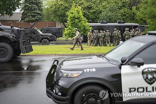 미네소타주 주의원 피살 사건 현장에 배치된 경찰