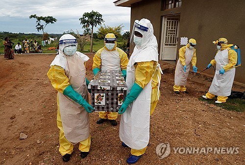 2018년 12월 5일(현지시간) 에볼라 사망자 관 옮기는 민주콩고 보건 종사자
