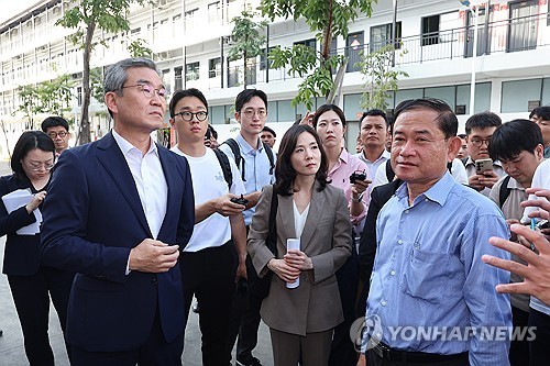 캄보디아 당국자 설명 듣는 정부 합동대응팀 김진아 외교부2차관, 박성주 경찰청 국가수사본부장을 비롯한 정부 합동대응팀 구성원들이 16일(현지시간) 캄보디아 프놈펜 인근 범죄단지인 태자단지에서 팡 나렌 온라인스캠대응위 사무차장(오른쪽 첫번째 파란 셔츠)의 설명을 듣고 있다. 2025.10.16 dwise@yna.co.kr(끝)