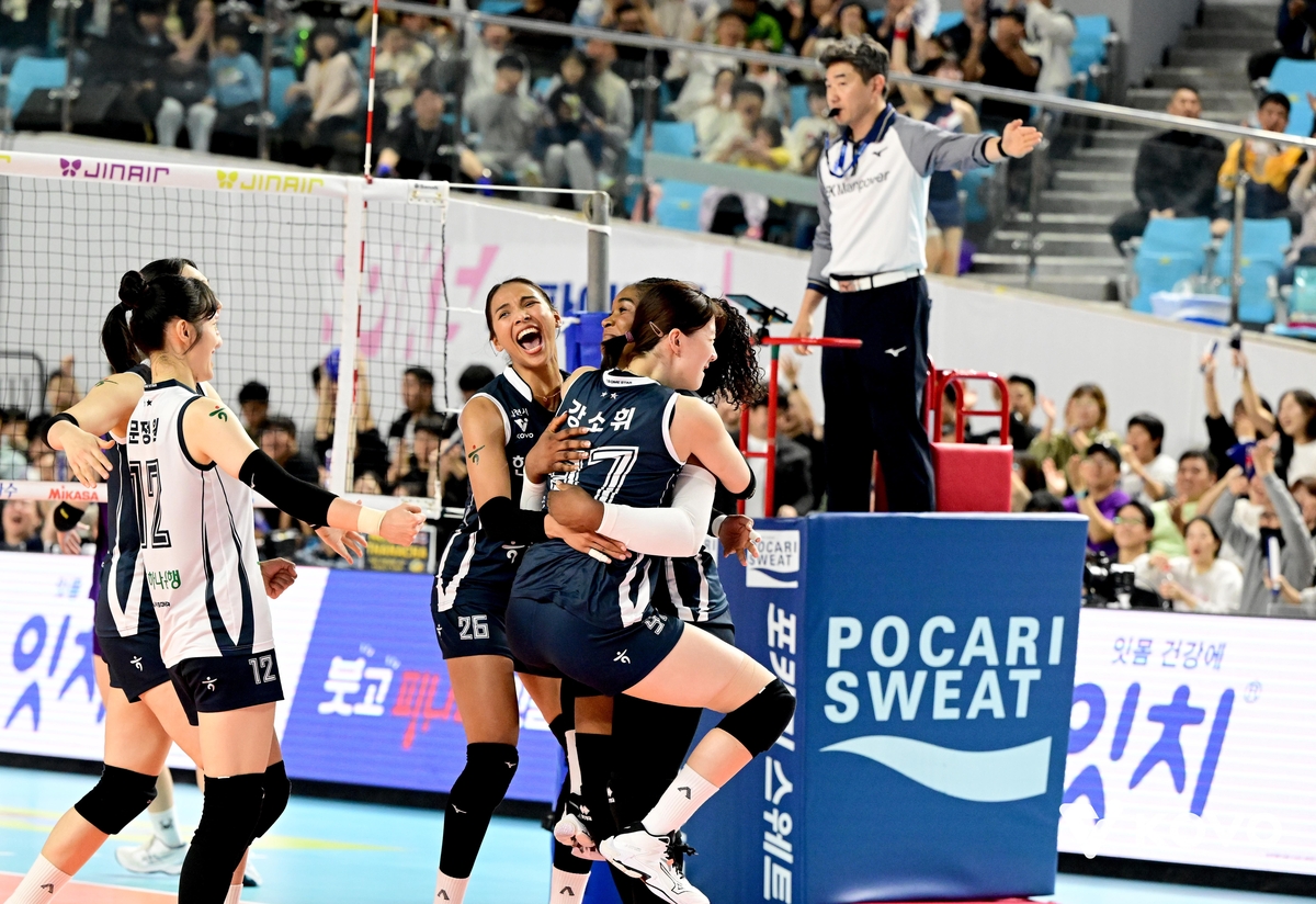 홈 개막전 승리 후 환호하는 한국도로공사 선수들