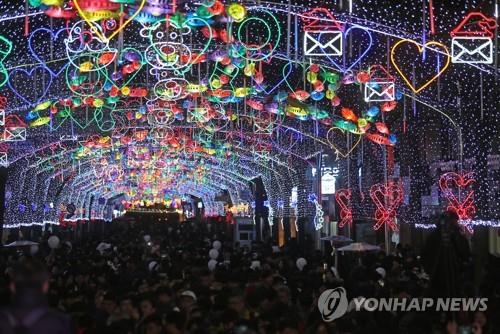 En la imagen de archivo se muestra una calle en el centro de la comarca de Hwacheon decorada con las linternas fabricadas por sus residentes.