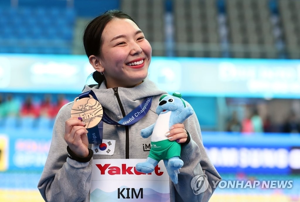 La saltadora de trampolín surcoreana Kim Su-ji sostiene su medalla de bronce en el evento de salto de trampolín de 1 metro femenino del 18º Campeonato del Mundo de la Federación Internacional de Natación (FINA), disputado, el 13 de julio de 2019, en el Centro Acuático Internacional de la Universidad Nambu, en Gwangju, a unos 330 kilómetros al sur de Seúl.