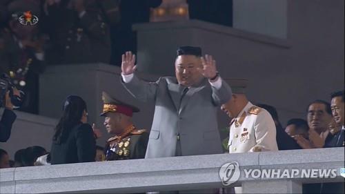 (3ª AMPLIACIÓN) Durante el desfile militar Kim promete reforzar la disuasión de guerra autodefensiva