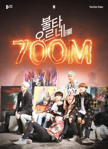 La imagen, proporcionada por Big Hit Music, muestra un póster que conmemora los 700 millones de visualizaciones en YouTube del vídeo musical "Fire" de BTS. (Prohibida su reventa y archivo)