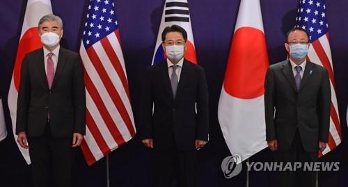 El jefe negociador nuclear de Corea del Sur, Noh Kyu-duk (centro), posa para una foto con sus homólogos de Estados Unidos y Japón, Sung Kim (izda.) y Takehiro Funakoshi, antes de sostener conversaciones, el 21 de junio de 2021, en Seúl. (Foto del cuerpo de prensa. Prohibida su reventa y archivo)