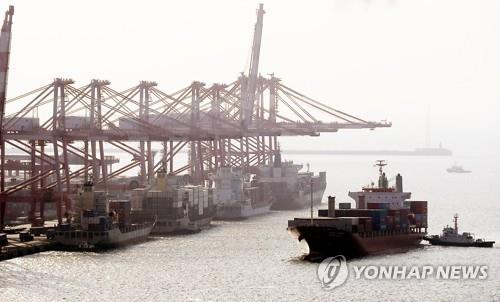 Esta foto de archivo, tomada el 21 de diciembre de 2021, muestra buques portacontenedores cargados en un puerto de la ciudad portuaria más grande de Corea del Sur, Busan.