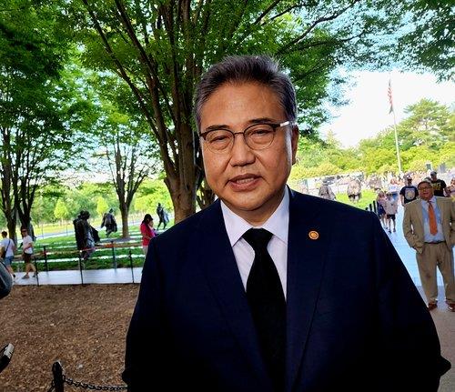 El ministro de Asuntos Exteriores de Corea del Sur, Park Jin, responde a las preguntas de los periodistas, el 12 de junio de 2022 (hora local), después de visitar el Monumento Conmemorativo a los Veteranos de la Guerra de Corea, en Washington.