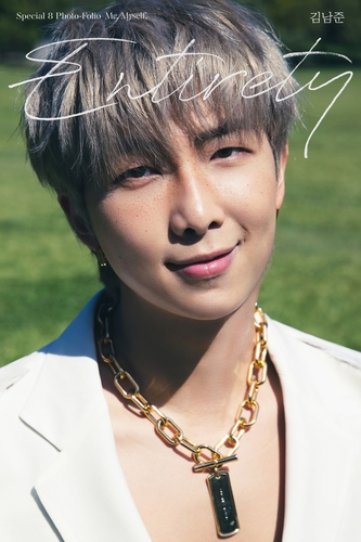 Imagen de prelanzamiento del próximo álbum de fotografías de RM, el líder y rapero de la banda BTS, titulado "Me, Myself, and RM: Entirety" (foto cortesía de Big Hit Music. Prohibida su reventa y archivo)