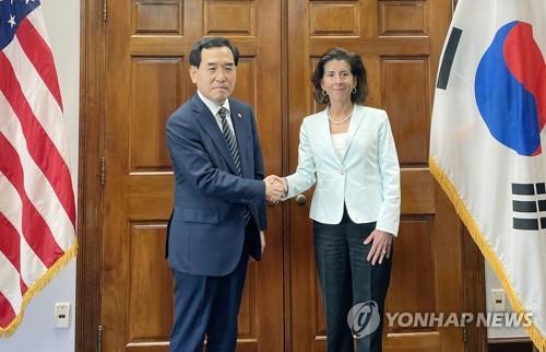 La foto, proporcionada por el Ministerio de Comercio, Industria y Energía surcoreano, muestra a su ministro, Lee Chang-yang (izda.), estrechando la mano de la secretaria de Comercio estadounidense, Gina Raimondo, el 21 de septiembre de 2022 (hora local), tras celebrar una reunión, en Washington. (Prohibida su reventa y archivo)