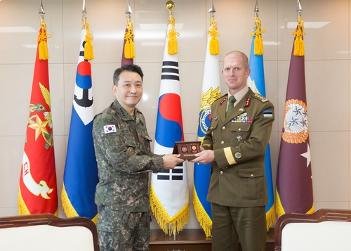 El jefe del Estado Mayor Conjunto surcoreano, el general Kim Seung-kyum (izda.), y el comandante de las Fuerzas de Defensa de Estonia, el teniente general Martin Herem, posan para una foto tras su reunión para llevar a cabo diálogos, el 22 de septiembre de 2022, en Seúl. (Foto proporcionada por la oficina de Kim. Prohibida su reventa y archivo).