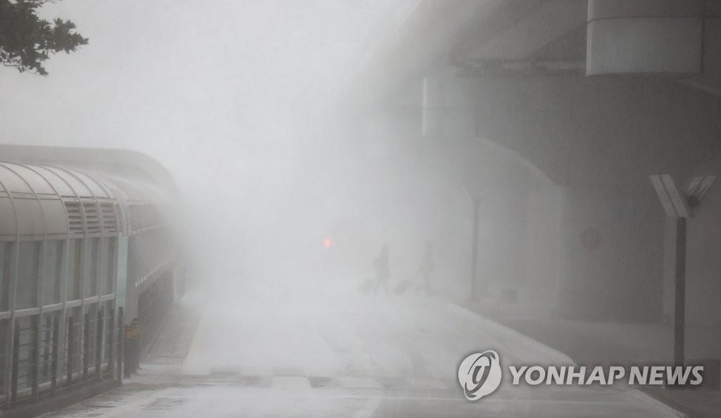 La foto, tomada el 24 de enero de 2023, muestra una fuerte nevada envolviendo al Aeropuerto Internacional de Jeju, en la isla vacacional de Jeju, en el sur de Corea del Sur. Fuertes nevadas y vientos causaron la cancelación de todos los vuelos locales.
