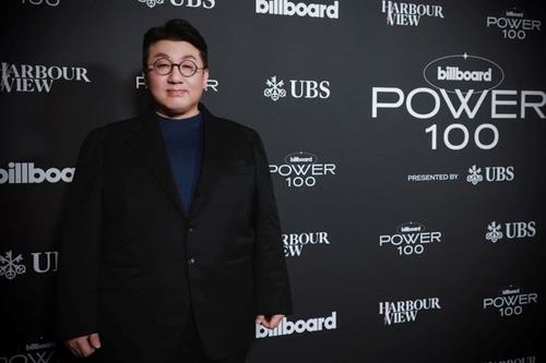 La foto, proporcionada por Billboard, muestra al fundador de Hybe, Bang Si-hyuk, quien recibió el premio especial "Clive Davis Visionary", durante el evento "Power 100″ de la revista de música estadounidense Billboard. (Prohibida su reventa y archivo)