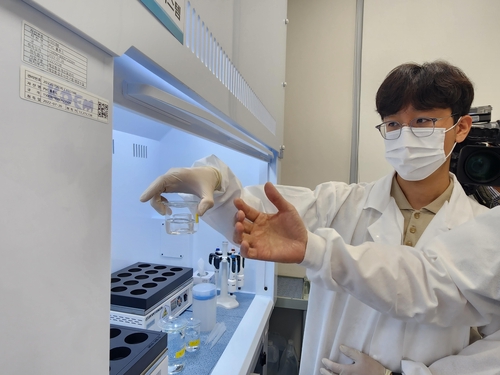 La foto, tomada el 14 de septiembre de 2023, muestra a un experto de la Korea Marine Environment Management Corp., explicando las pruebas de radiación de agua de mar.
