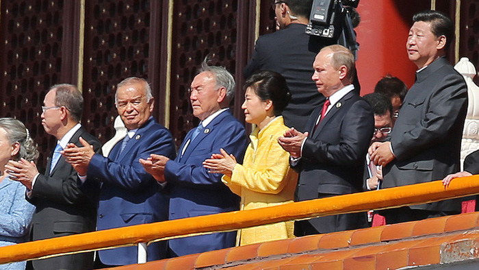 박 대통령, 톈안먼 성루서 시진핑 오른편 두 번째 위치