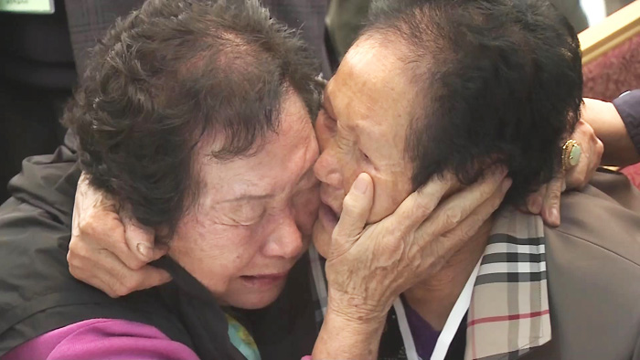 60년 만에 만난 이산가족…다시 눈물 속에 이별