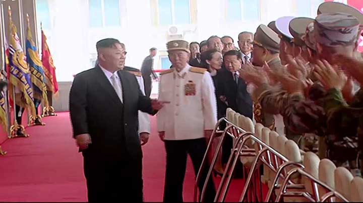北김원홍, 열병식서 김정은이 인사 건네자 '안절부절'